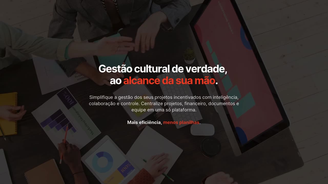 Gestão cultural de verdade, ao alcance da sua mão — equipe organizando um projeto cultural